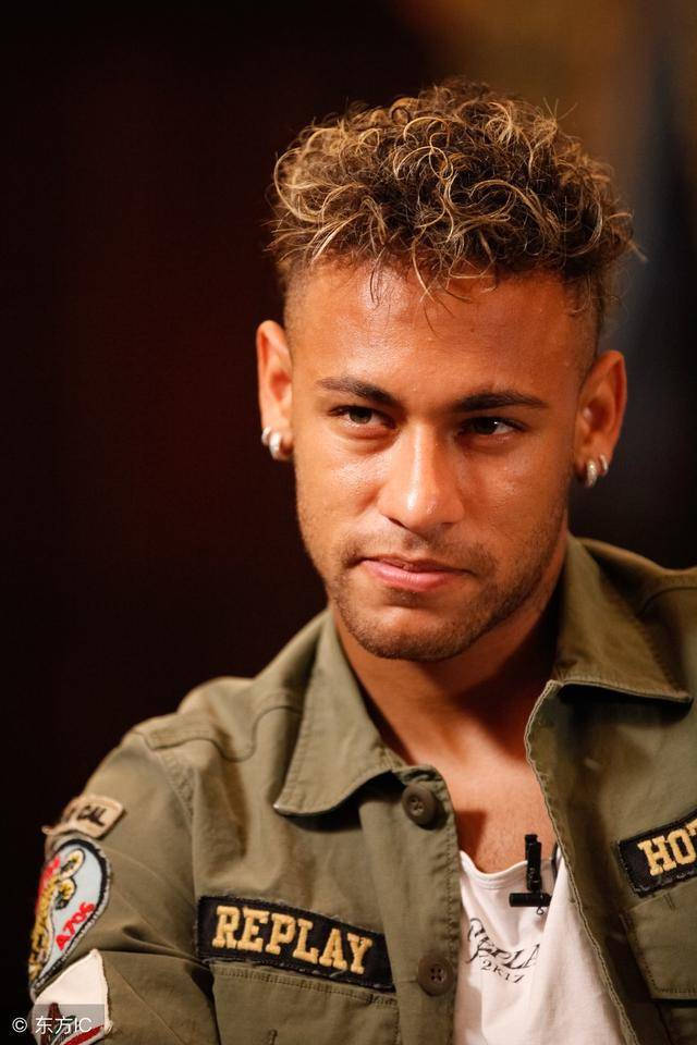 赛场上以其 赛场上以其