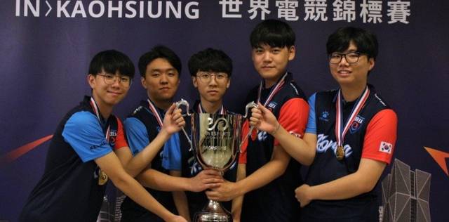 中遭对手肘 中遭对手肘